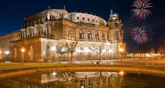 Semperoper bei Nacht mit Feuerwerk, Dresden, Deutschland