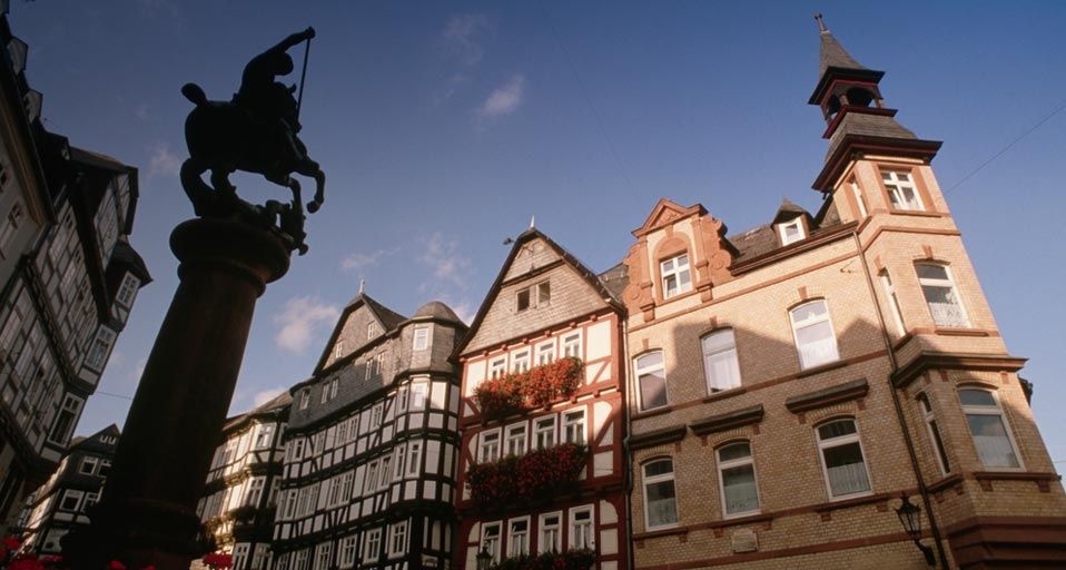 Fachwerkhäuser und Reiterstandbild schmücken die Barfüßer Straße in Marburg – Bob Krist/CORBIS ©