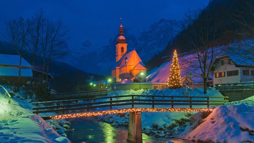 Festlich illuminierte Pfarrkirche St. Sebastian in Ramsau bei Berchtesgaden, Bayern, Deutschland