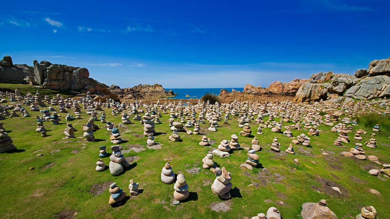 Cairns sur une plage de l’île de Bréhat, Bretagne 