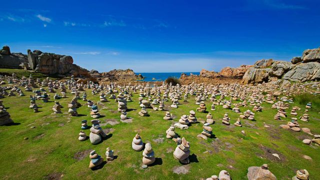 Cairns sur une plage de l’île de Bréhat, Bretagne 