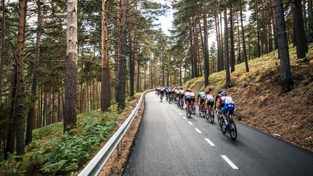 Vista general del pelotón durante la 77ª Vuelta a España 2022, Etapa 20, Navacerrada, España