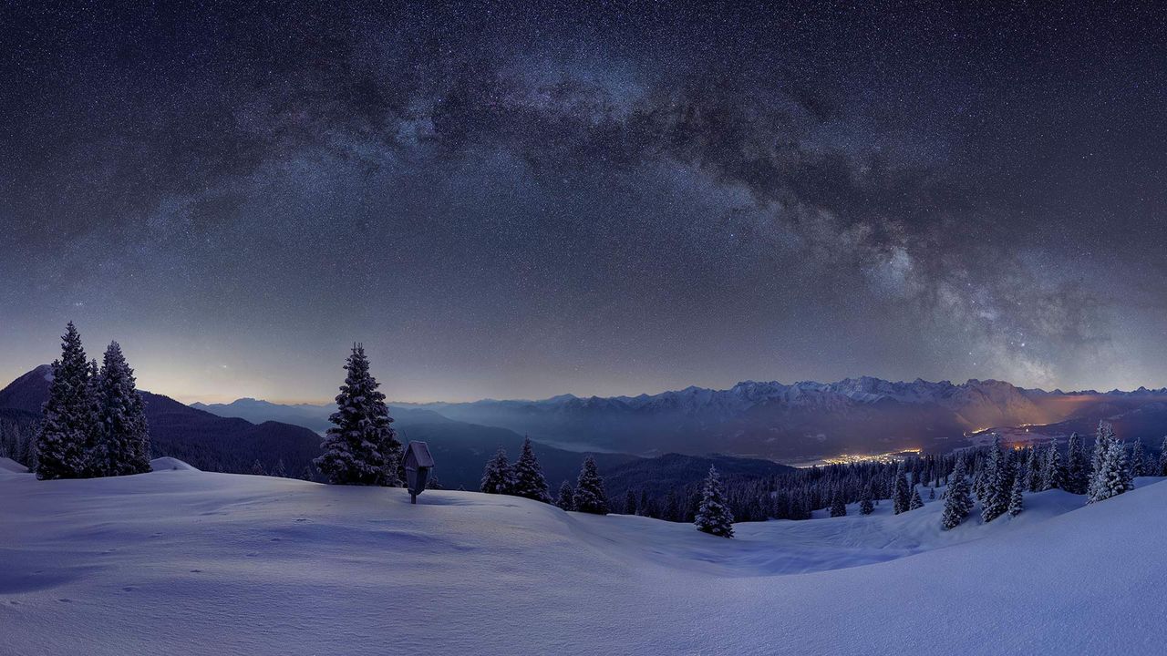 Milchstraße über den verschneiten Weiden der Wallgauer Alm mit Blick auf das Karwendelgebirge, Bayern, Deutschland