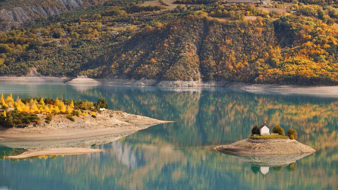 Chapelle Saint-Michel et lac de Serre-Poncon en automne, Hautes-Alpes, PACA