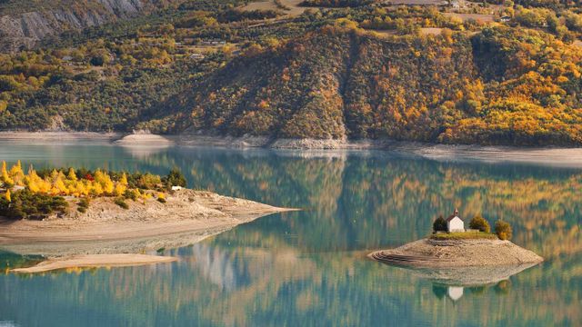 Chapelle Saint-Michel et lac de Serre-Poncon en automne, Hautes-Alpes, PACA