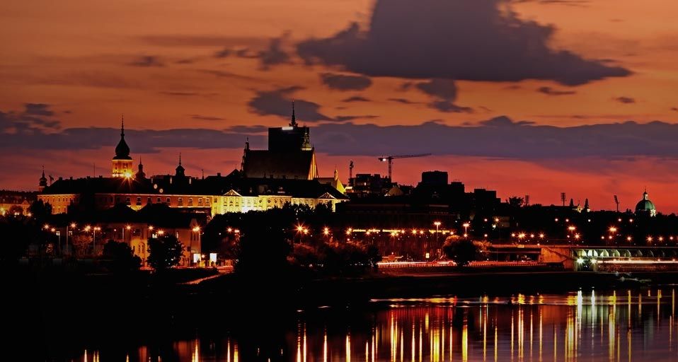 Die Altstadt von Warschau im Sonnenuntergang, Polen – Allan Baxter/Photolibrary ©