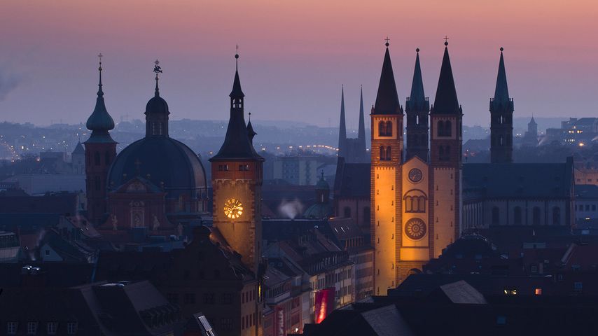 Blick auf die Altstadt von Würzburg, Bayern, Deutschland, kurz vor Sonnenaufgang