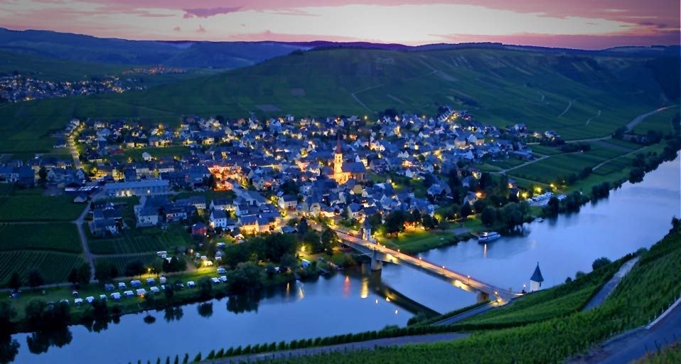 Die Moselschleife bei Trittenheim, Deutschland – Prisma/Superstock ©