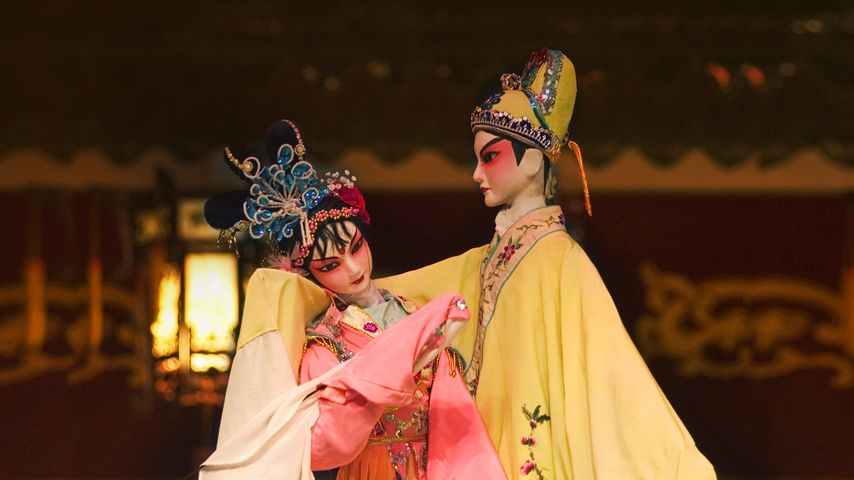 四川成都，中国传统木偶剧中的情侣