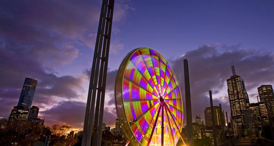 Ein Riesenrad dreht sich im Birrarung Marr Park vor der Skyline von Melbourne, Australien –  David Hannah/photolibrary ©