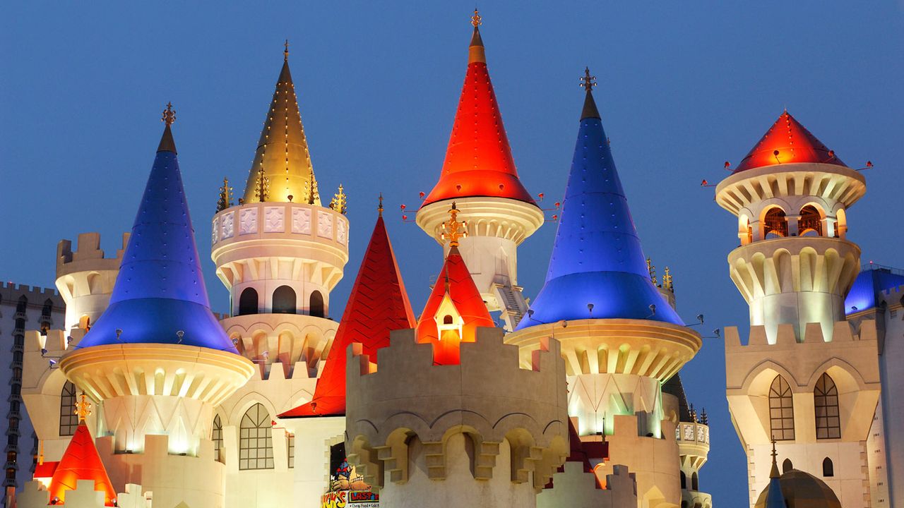 美国拉斯维加斯，神剑赌场酒店夜间的灯光照明- Bing Gallery · Peapix