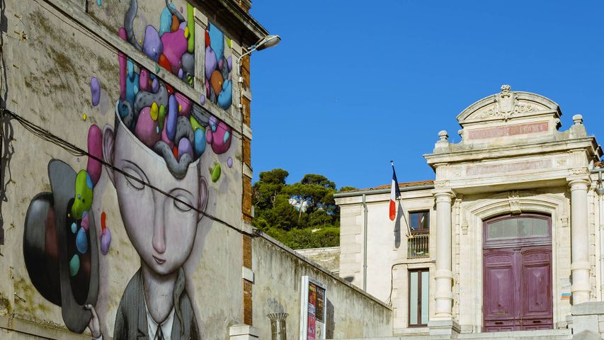 École Paul Valery à Sète, dans l’Hérault, décorée d’un dessin de Julien “Seth” Malland