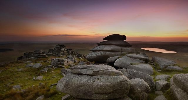 Das Rough Tor thront auf einem Hügel in Cornwall, England – SIME / eStock Photo ©