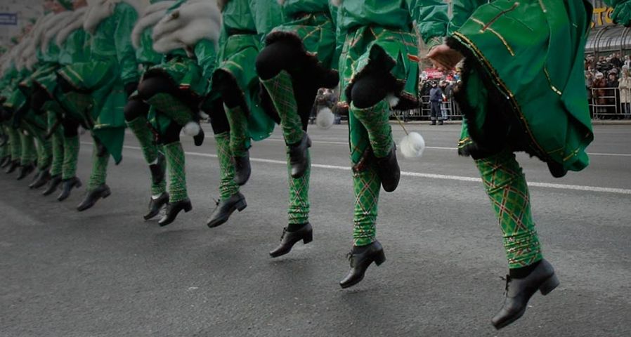 俄罗斯莫斯科街头举办热闹的圣帕特里克节游行
