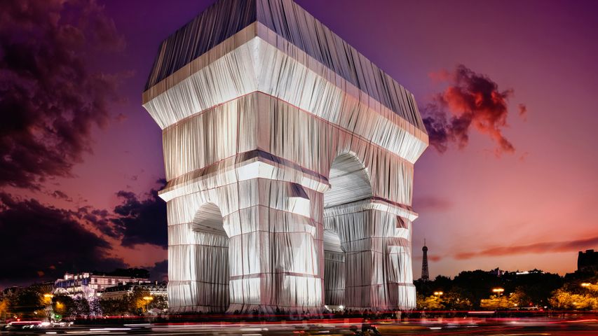 L’Arc de Triomphe emballé dans une installation artistique posthume réalisée par Christo et Jeanne-Claude le 24 septembre 2021