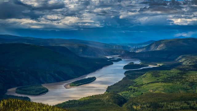 Río Yukón visto desde el mirador Midnight Dome, en Dawson City, Canadá