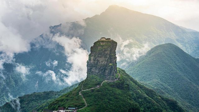 武陵山脉的最高峰梵净山,中国西南