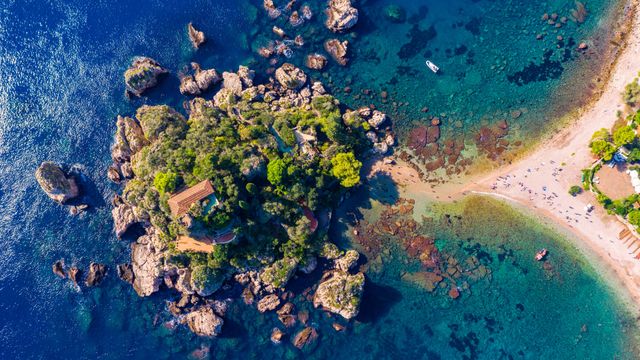 Veduta aerea di Isola Bella a Taormina, Sicilia, Italia