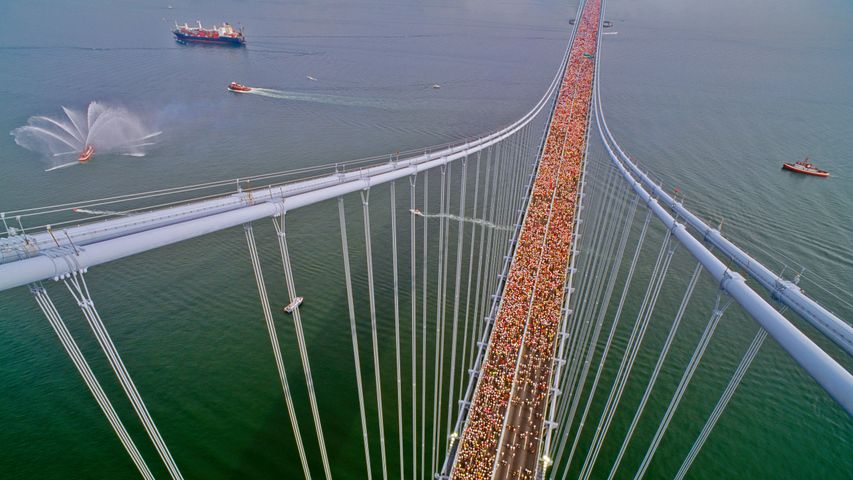 Runners in the 1990 New York City Marathon crossing the Verrazzano-Narrows Bridge