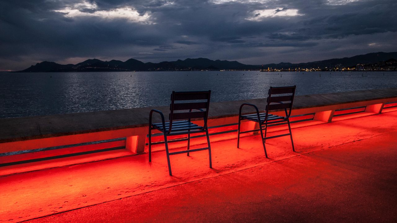 Deux chaises sur la croisette, Cannes