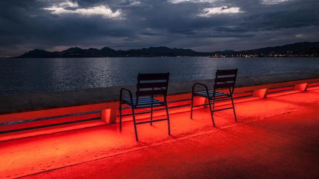 Deux chaises sur la croisette, Cannes