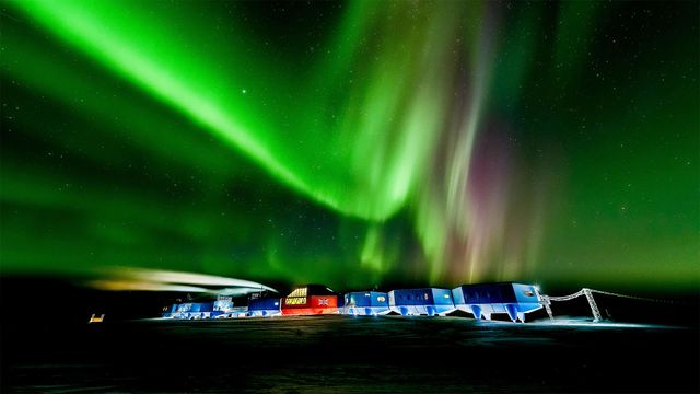 「ハリーVI研究基地とオーロラ」南極