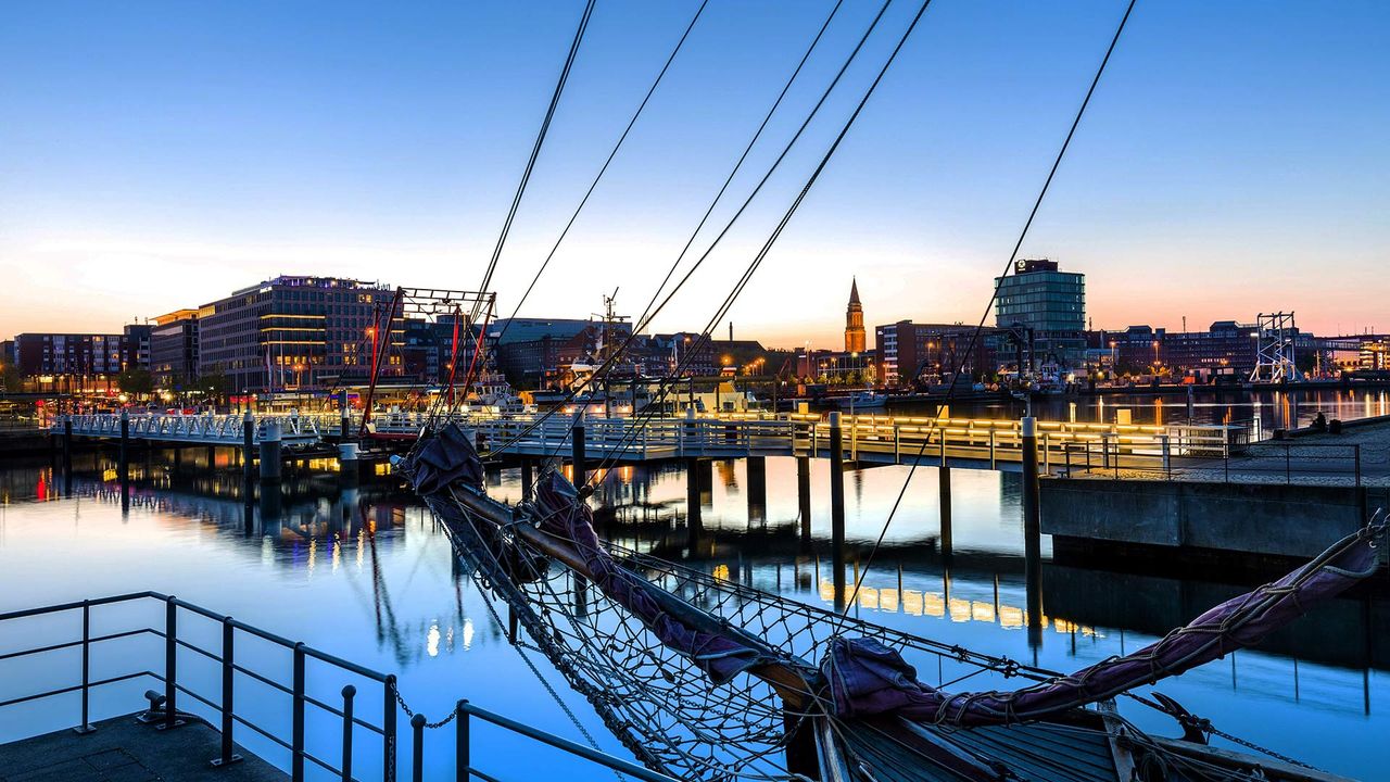 Hörnbrücke mit Stadtzentrum am Abend, Kiel, Schleswig-Holstein, Deutschland