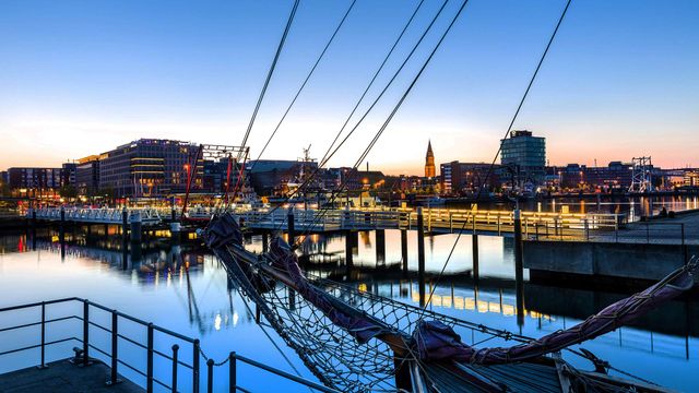 Hörnbrücke mit Stadtzentrum am Abend, Kiel, Schleswig-Holstein, Deutschland