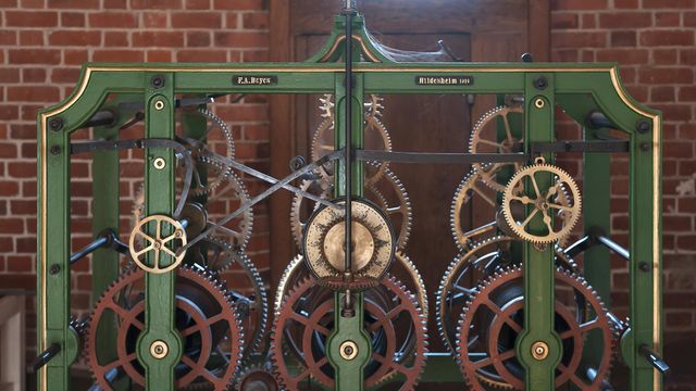 Altes Uhrwerk der Kirchturmuhr (1910 bis 1978) in der St. Michaeliskirche, Lüneburg, Niedersachsen, Deutschland