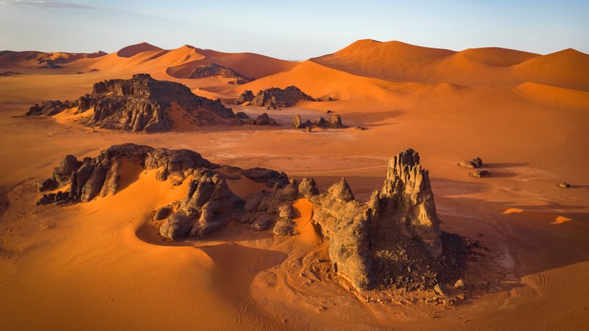 Rock formations and sand dunes in the Sahara, Djanet, Algeria - Bing ...