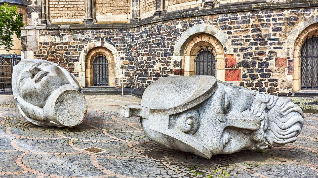 Köpfe des Heiligen Cassius und Florentius vor dem Bonner Münster, Bonn