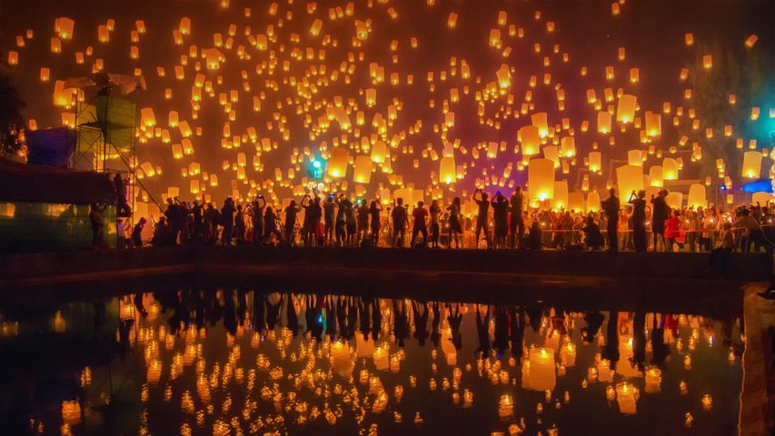 Lanterne in volo durante il festival Yi Peng a Chiang Mai, Thailandia