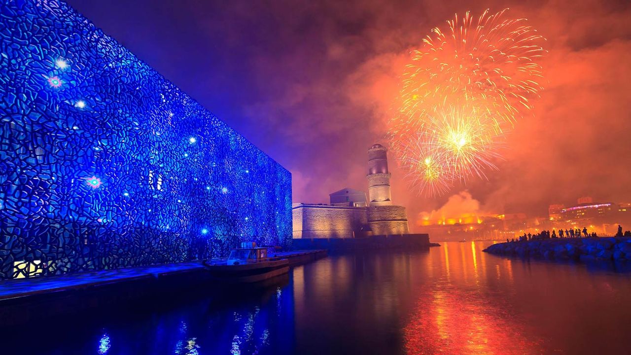 Feu d’artifice du 14 Juillet au-dessus du Vieux-Port de Marseille, Provence-Alpes-Côte d’Azur 