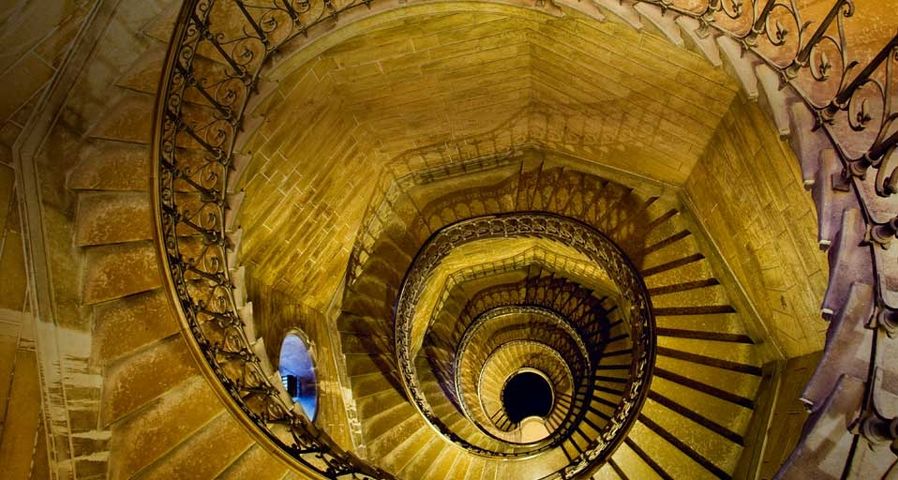 Treppenhaus in der Kathedrale Notre-Dame de Fourvière in Lyon, Frankreich – SIME/eStock Photo ©