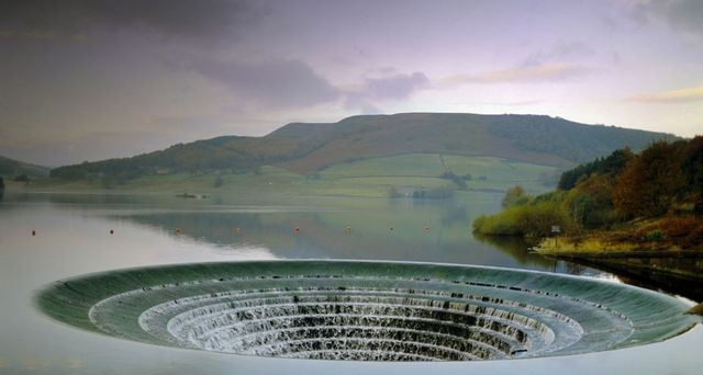 Ein Überfalltrichter im See des Peak-District-Nationalparks, Derbyshire, England – Robert Harding Travel/David Hughes/Photolibrary ©