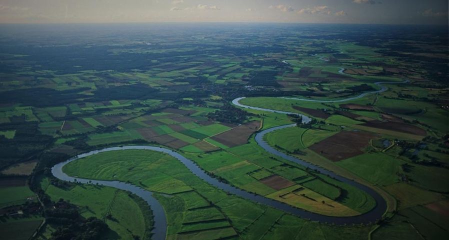 Luftbild der mäandernden Weser, Niedersachsen, Deutschland – Karl Johaentges/LOOK-foto ©