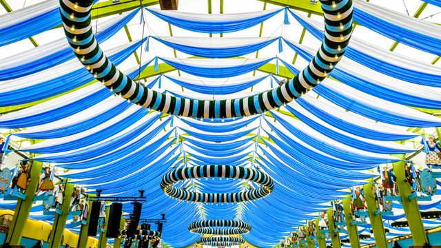 Menschen im „Spaten“-Bierzelt auf dem größten Volksfest der Welt, Oktoberfest 2017, München, Bayern