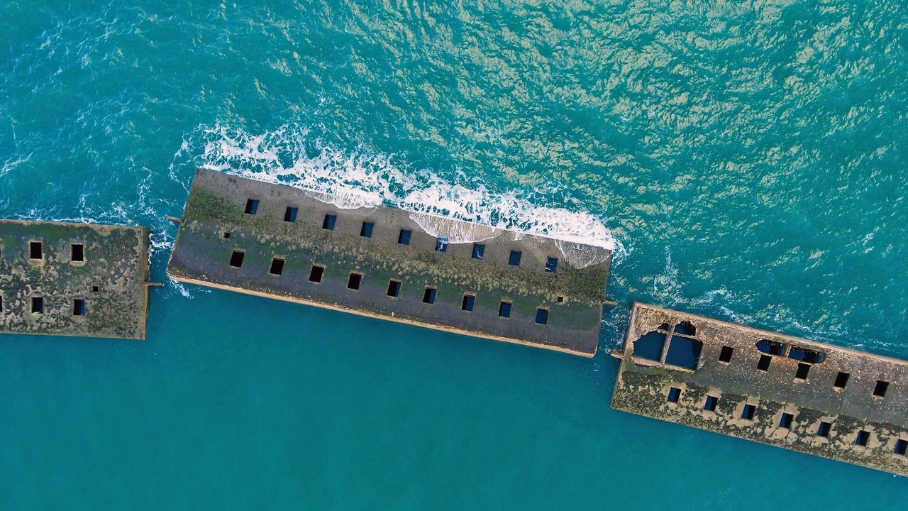 Les vestiges du port de Mulberry après le débarquement à Arromanches-les-Bains, Normandie, France