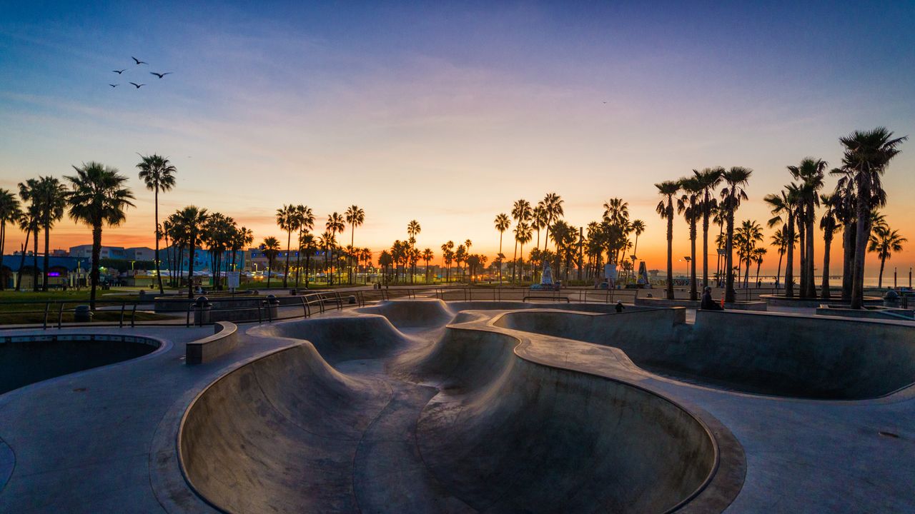 Skatepark de Venice Beach ao pôr do sol, Los Angeles, Califórnia, EUA