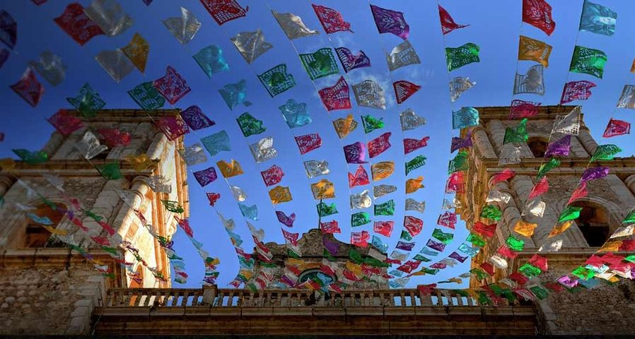 Kirche San Gervasio – auch San Servacio - geschmückt mit bunten Fahnen, Valladolid, Mexiko ©