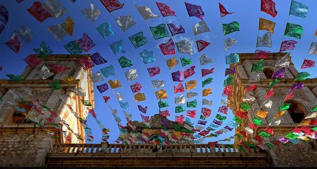 Kirche San Gervasio – auch San Servacio - geschmückt mit bunten Fahnen, Valladolid, Mexiko ©
