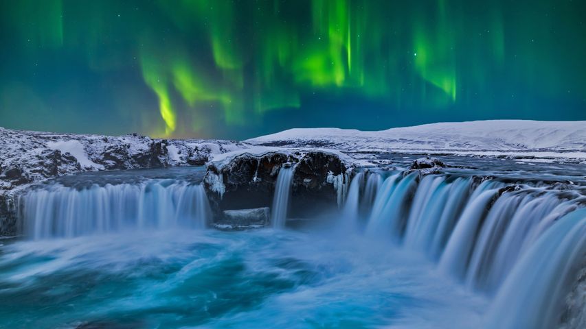 北极光下的众神瀑布，冰岛