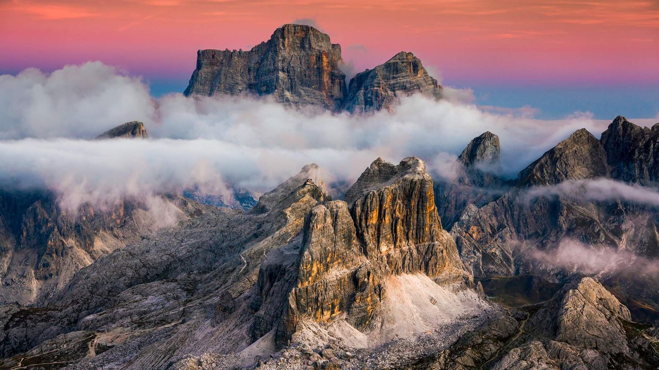 Blick vom Lagazuoi bei Cortina d'Ampezzo, Italien, auf den Monte Averau und den Monte Pelmo 