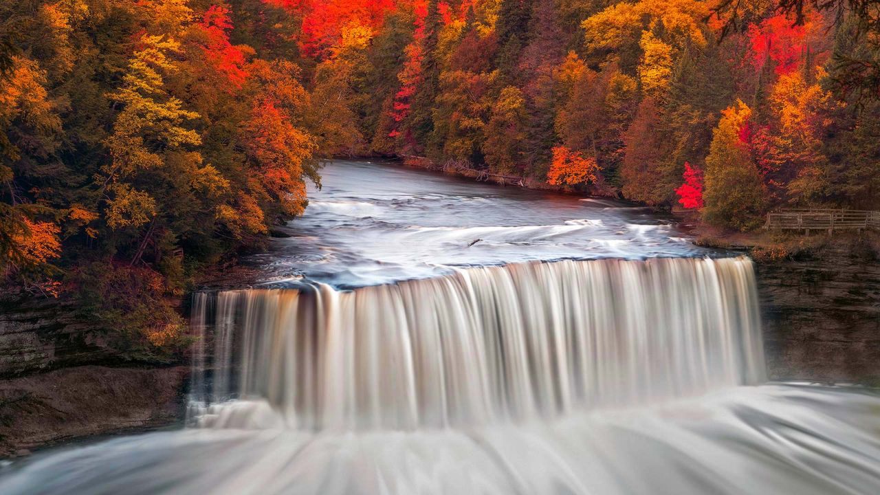Upper Tahquamenon Falls in Tahquamenon Falls State Park, Michigan 
