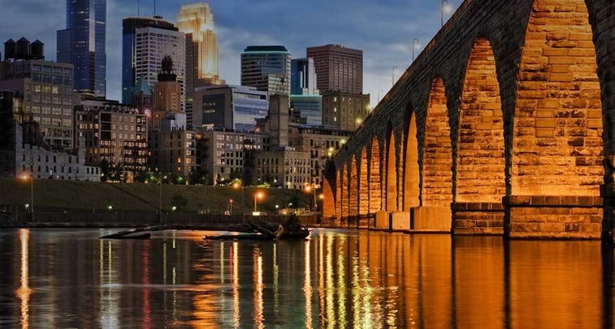 Skyline von Minneapolis und die Stone Arch Bridge über den Mississippi River, Minnesota