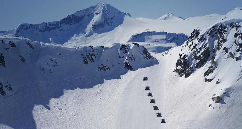 Snow cats grooming the snow on Whistler Mountain, British Columbia – Randy Lincks/Photolibrary ©