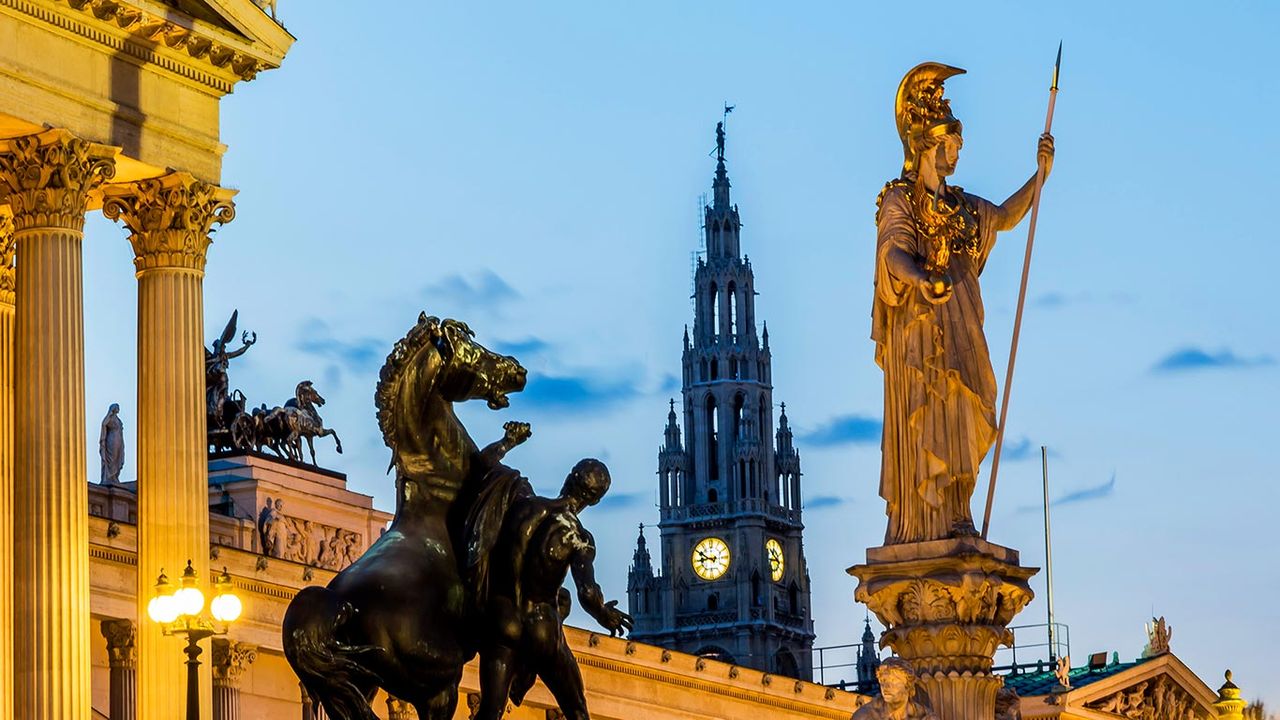 Vue sur le Parlement autrichien, l’hôtel de ville et la statue de la déesse Athéna au crépuscule, Vienne, Autriche