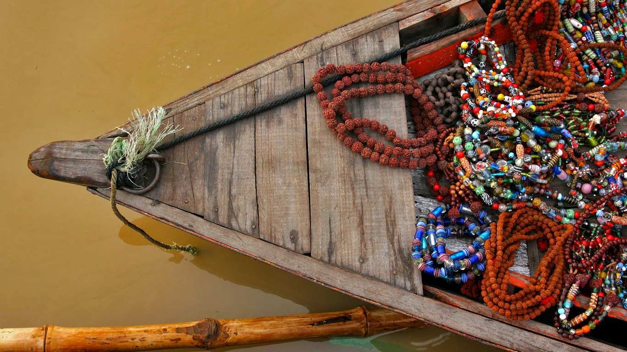 Ein Boot auf dem Ganges bei Varanasi, Indien 