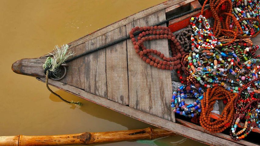 Ein Boot auf dem Ganges bei Varanasi, Indien 
