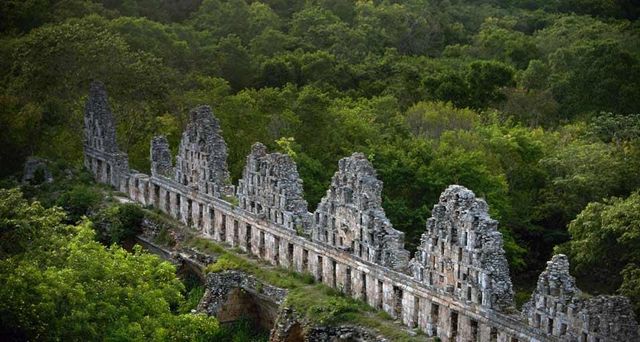 Vue aérienne du Pigeonnier à Uxmal, Yucatán, Mexique